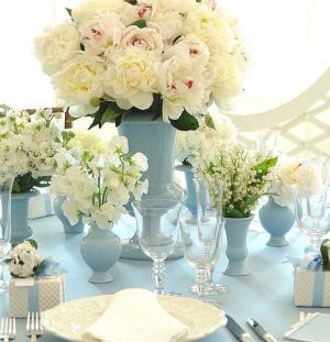 Blue and white decor and fashion - fluffy-white-flowers-in-blue-vases.jpg